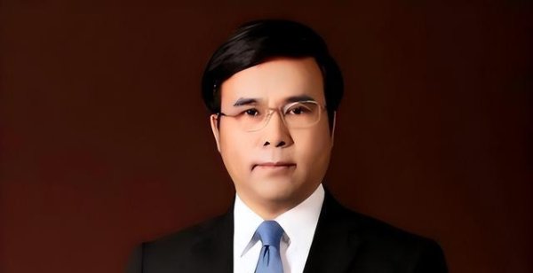 网上配资_配资炒股 许家印逆袭成商界巨头，恒大危机揭示地产风险，教训深刻令人警醒